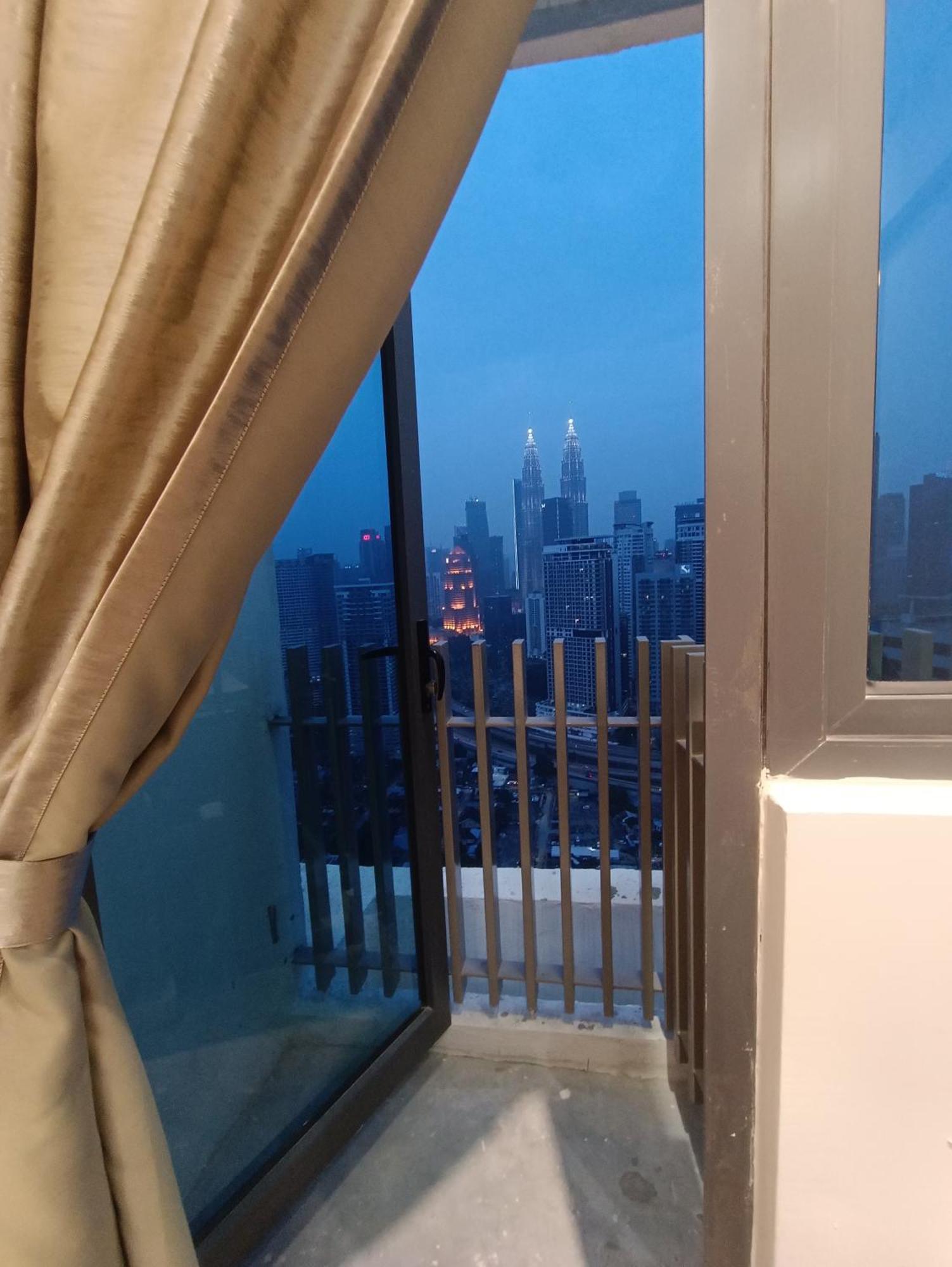 Cl 27A Insta Klcc View & Infinity Pool View Apartment Куала Лумпур Екстериор снимка