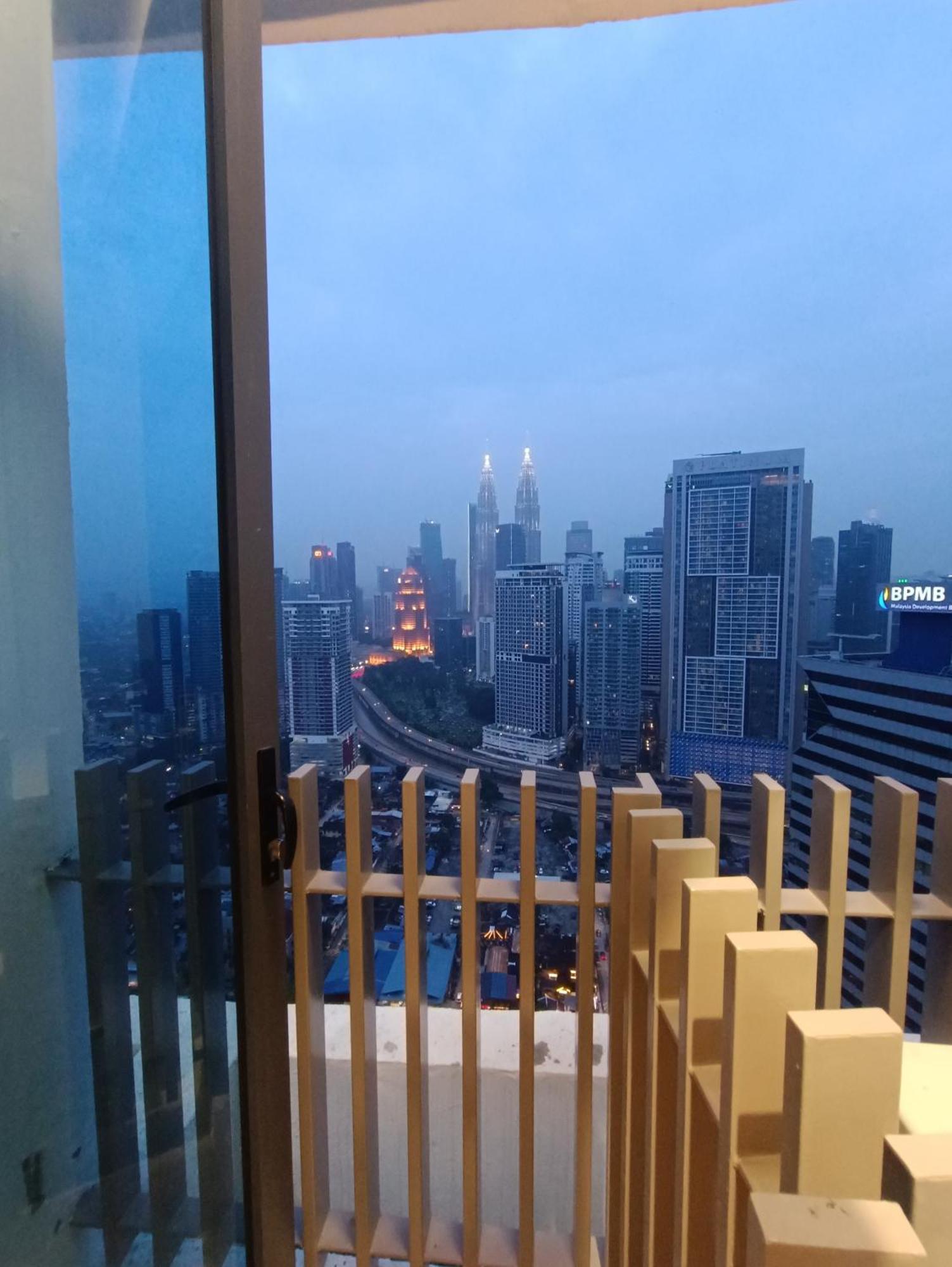 Cl 27A Insta Klcc View & Infinity Pool View Apartment Куала Лумпур Екстериор снимка